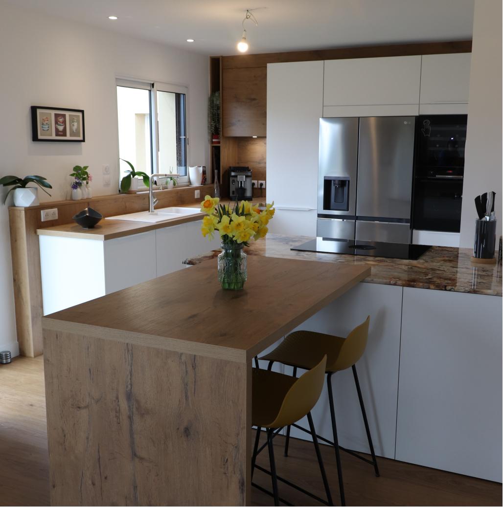 Cuisine scandinave épurée blanche et décor bois