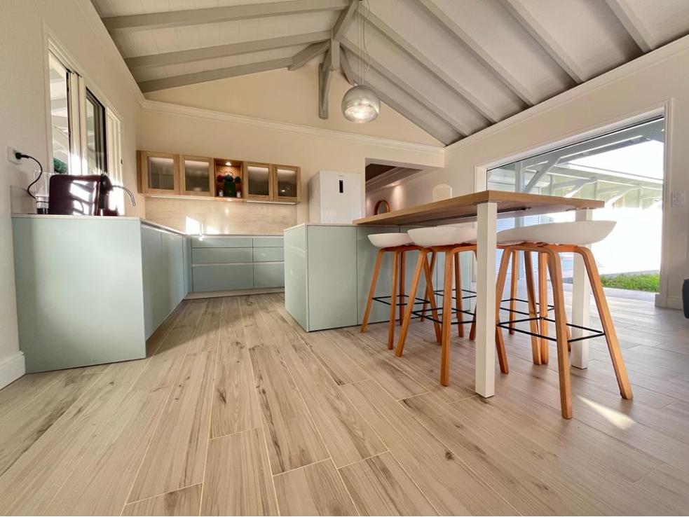 Cuisine ouverte scandinave bleue et bois