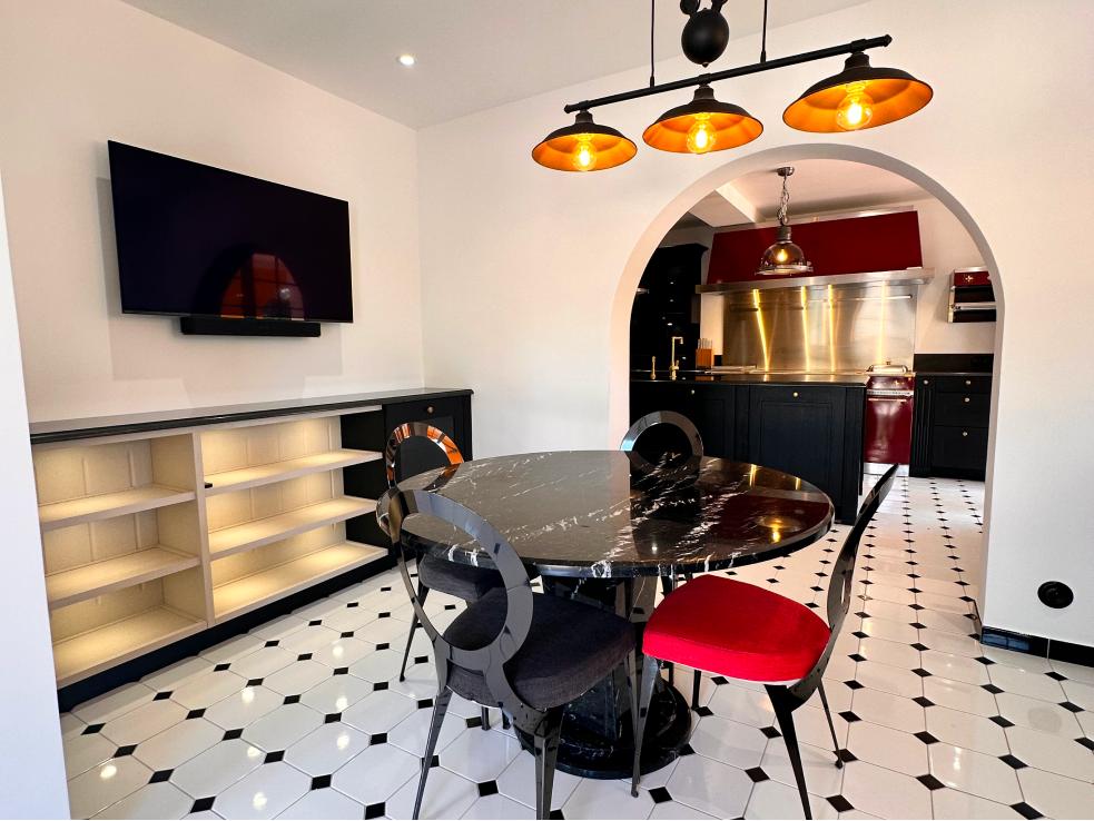 Cuisine classique industrielle en chêne et granit massif