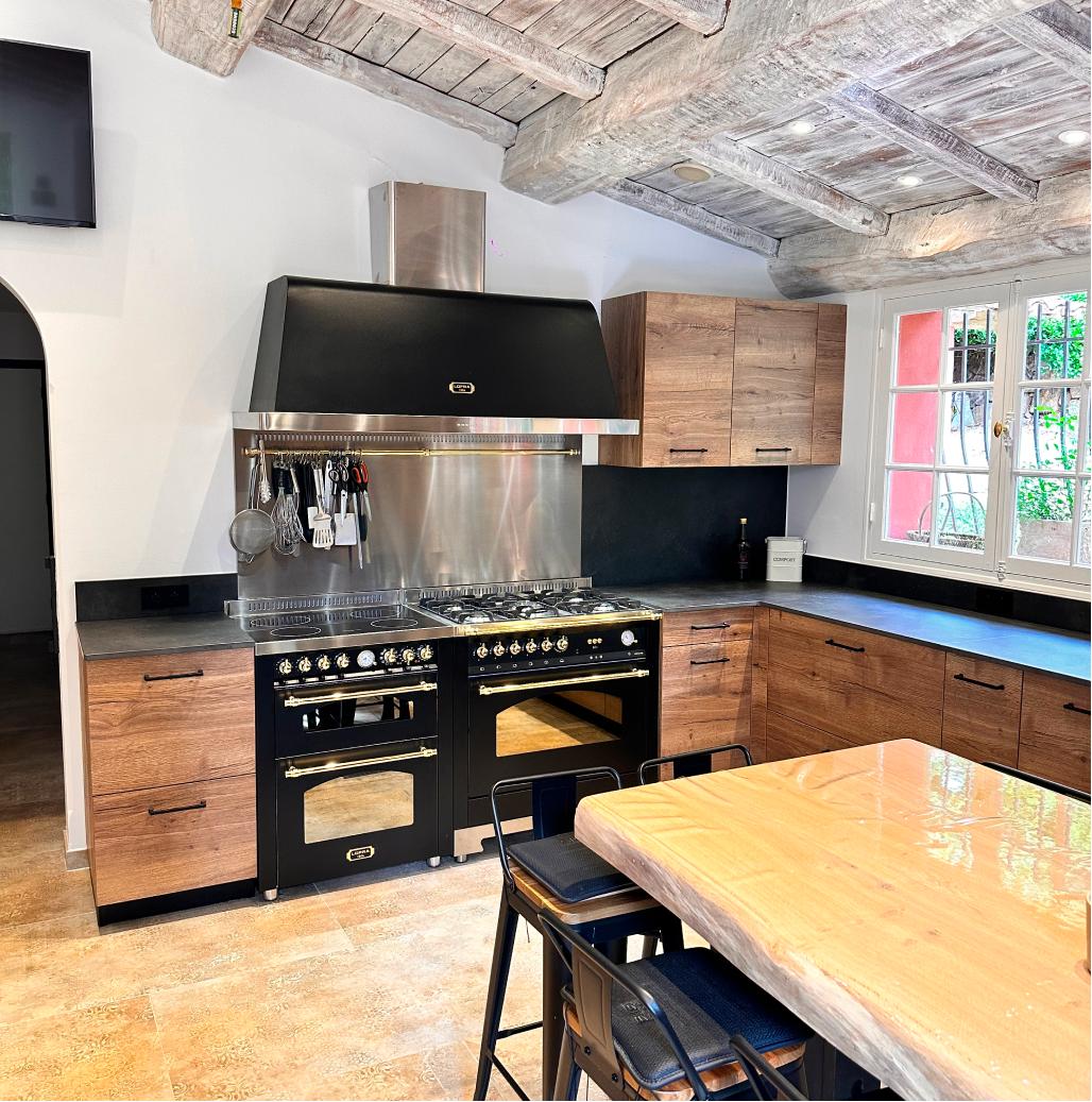 Cuisine industrielle avec piano de cuisson