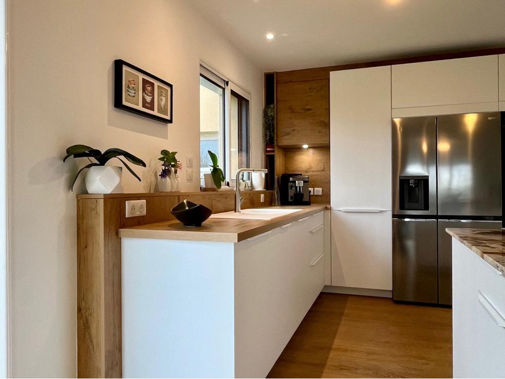 Cuisine scandinave épurée blanche et décor bois