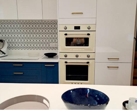 Cuisine bleue et blanche style classique