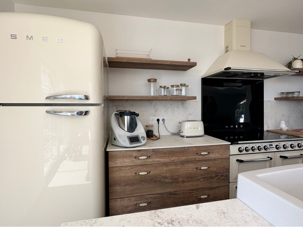 cuisine-vintage-bois-beige-electromenager-frejus