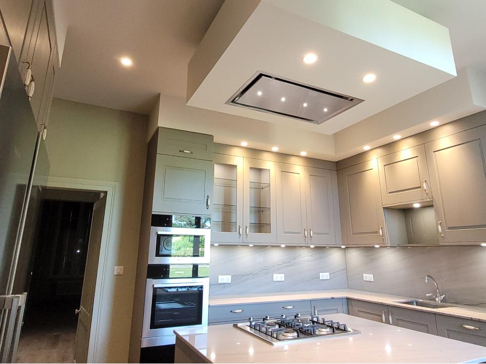 Cuisine classique élégante avec îlot central