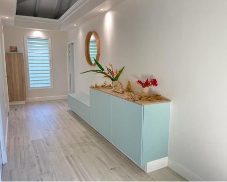 Cuisine ouverte scandinave bleue et bois