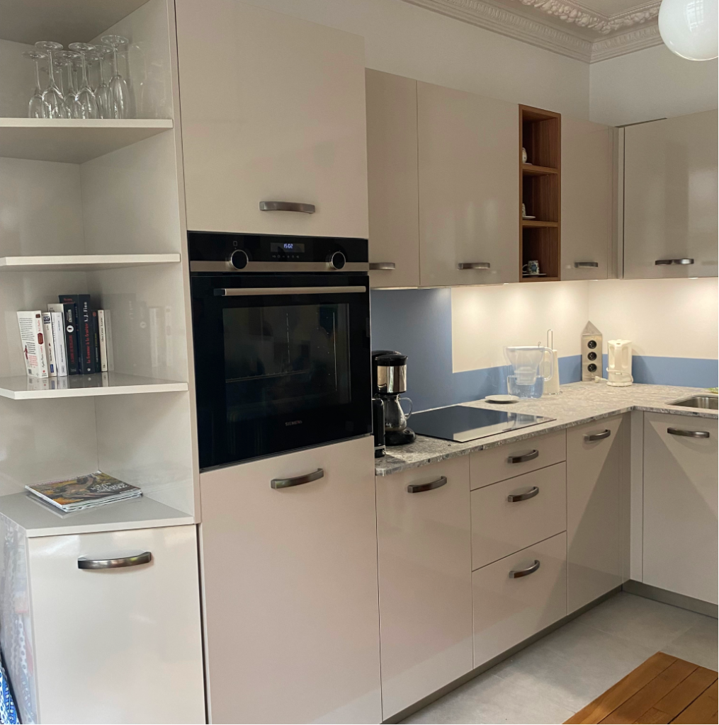 Petite cuisine moderne brillante minérale