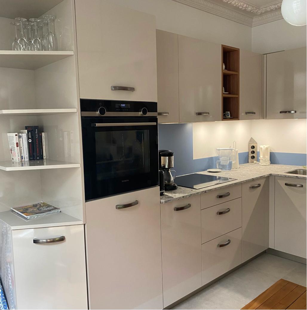 Petite cuisine moderne brillante minérale