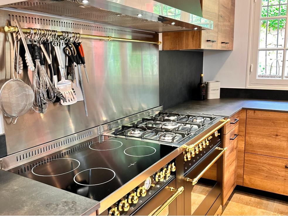 Cuisine industrielle avec piano de cuisson