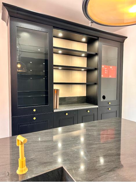 Cuisine classique industrielle en chêne et granit massif