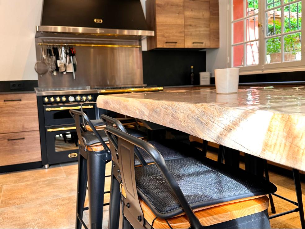 Cuisine industrielle avec piano de cuisson