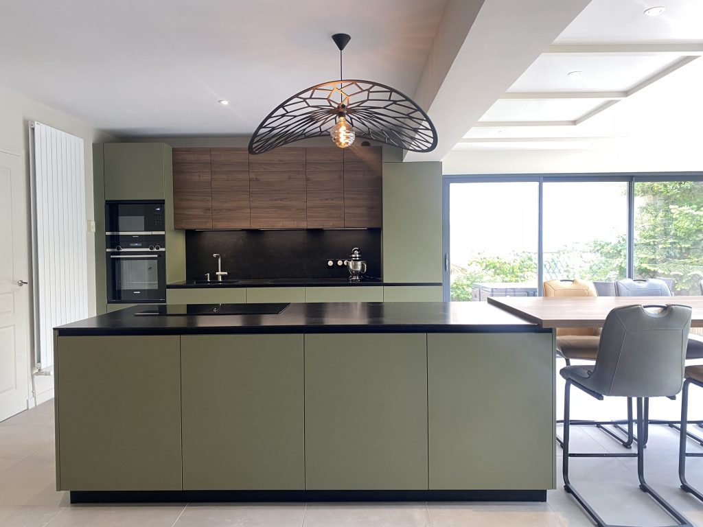 Cuisine verte et bois design et spacieuse - Arthur Bonnet Vincennes (94)