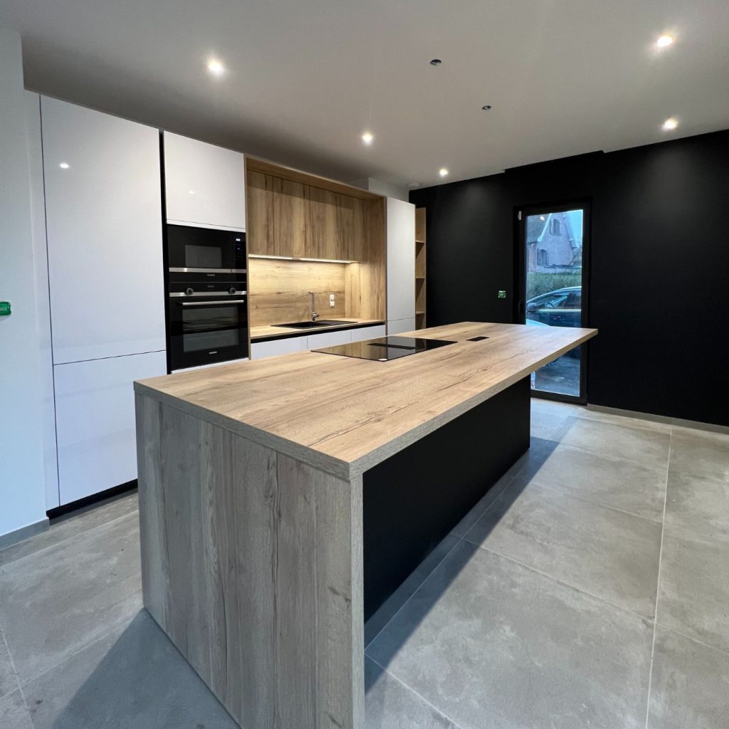 Cuisine avec îlot central et aménagements intérieurs