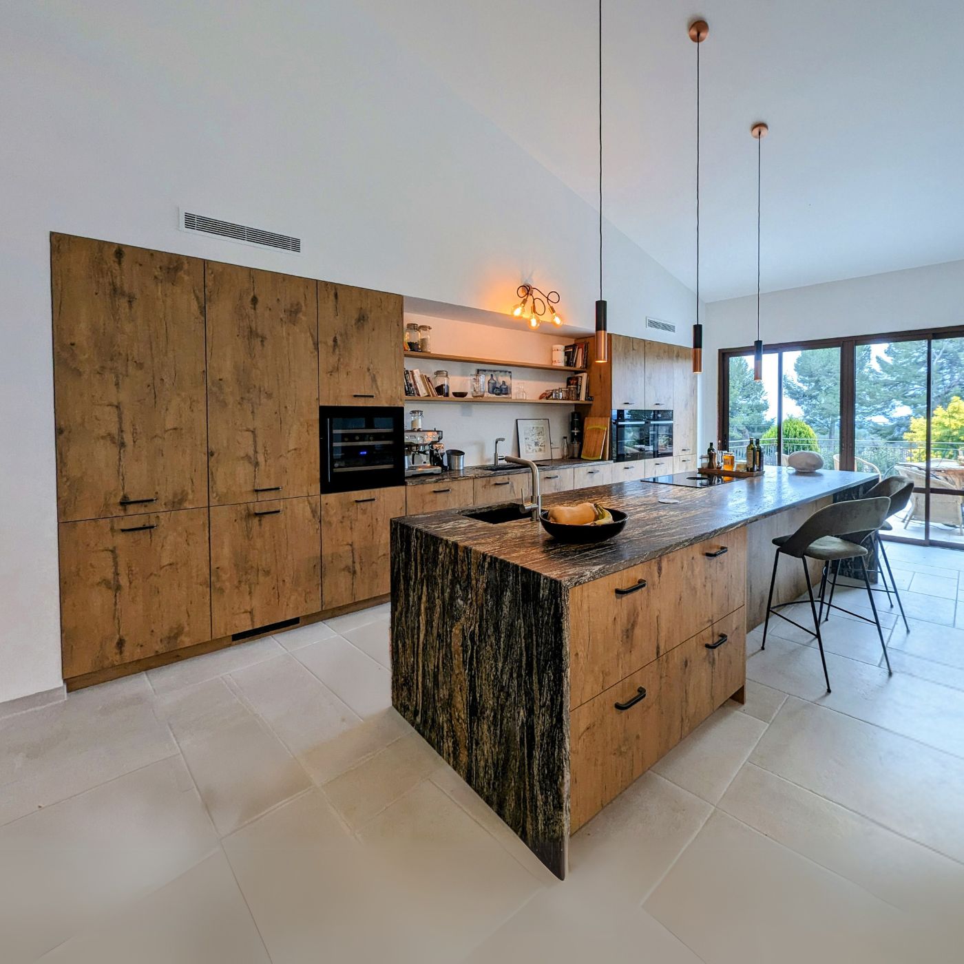 Grande cuisine en bois dans une bastide typique sud est