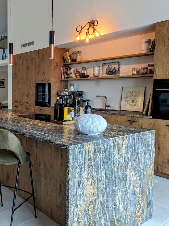 Grande cuisine en bois dans une bastide typique sud est