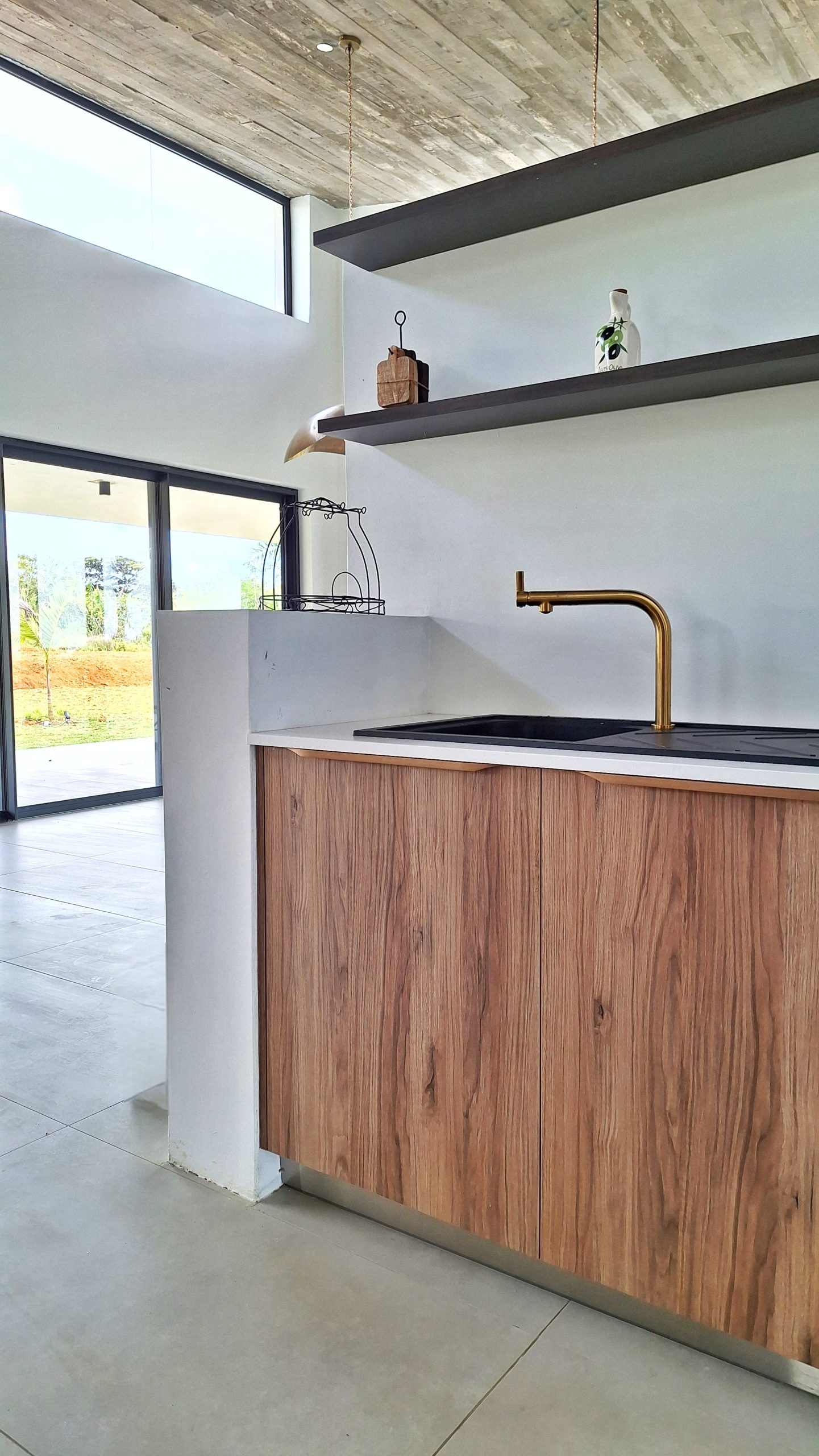 Grande cuisine en bois dans une villa Mauricienne