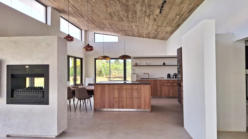 Grande cuisine en bois dans une villa Mauricienne