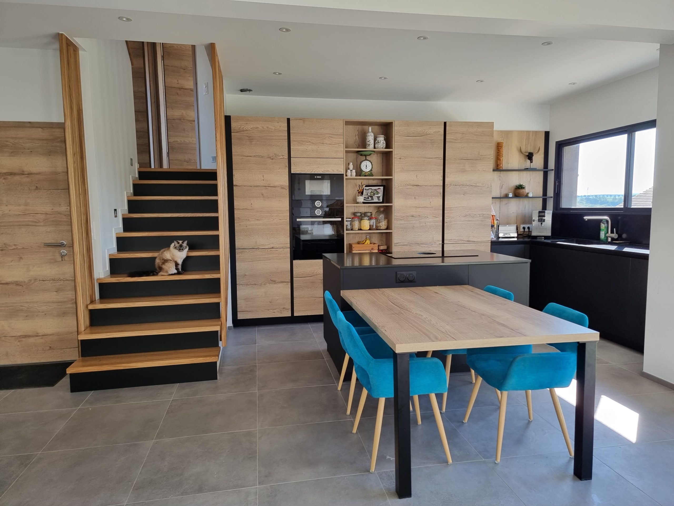 Cuisine contemporaine en L et décor bois