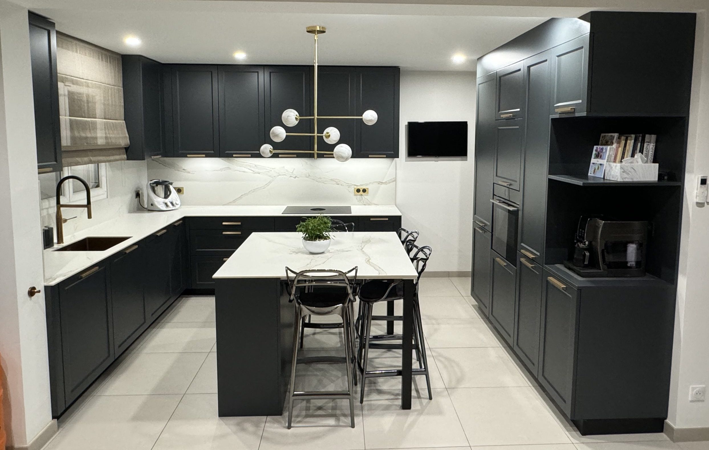 Cuisine graphique noir et effet marbre