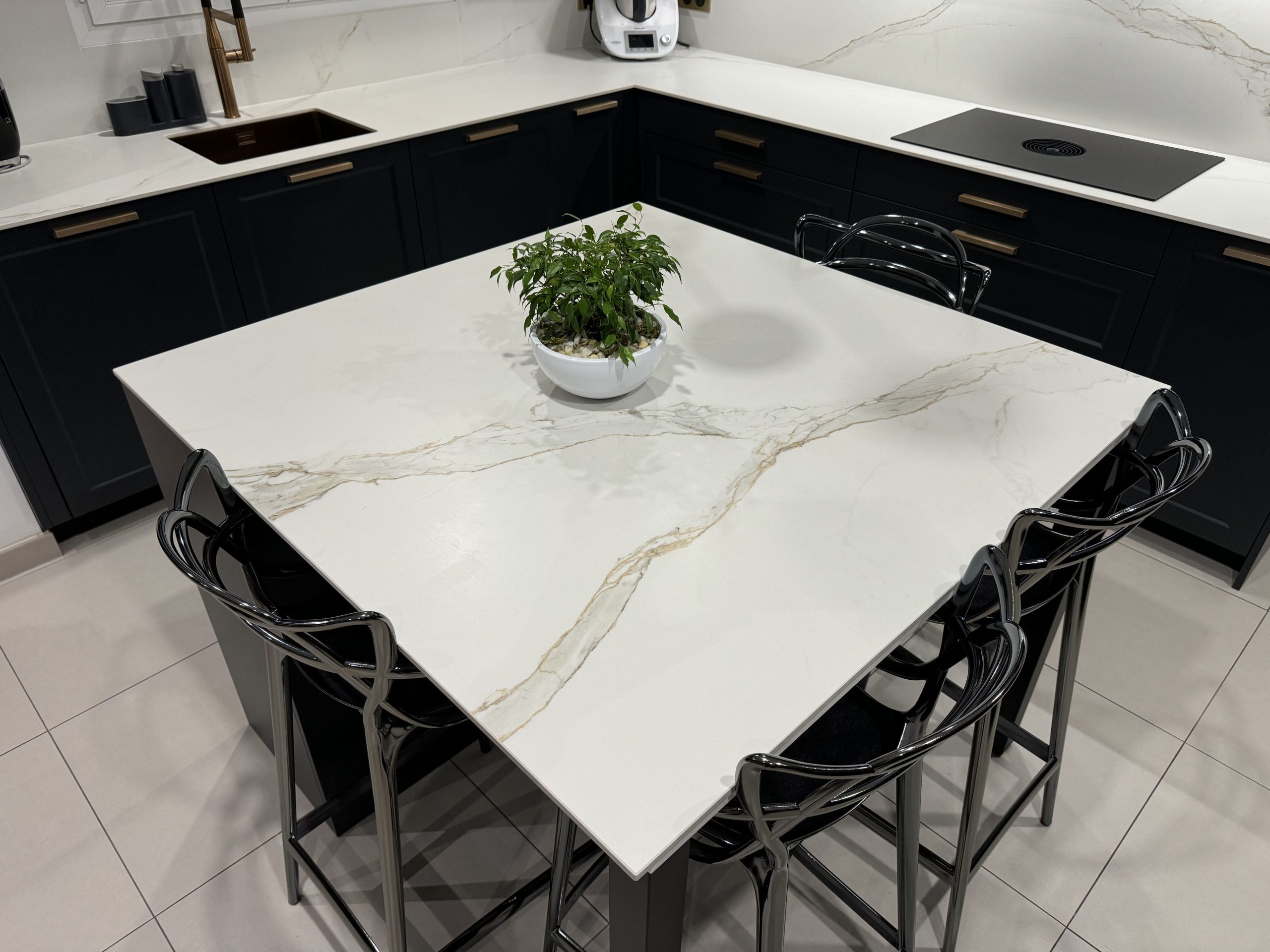 Cuisine graphique noir et effet marbre