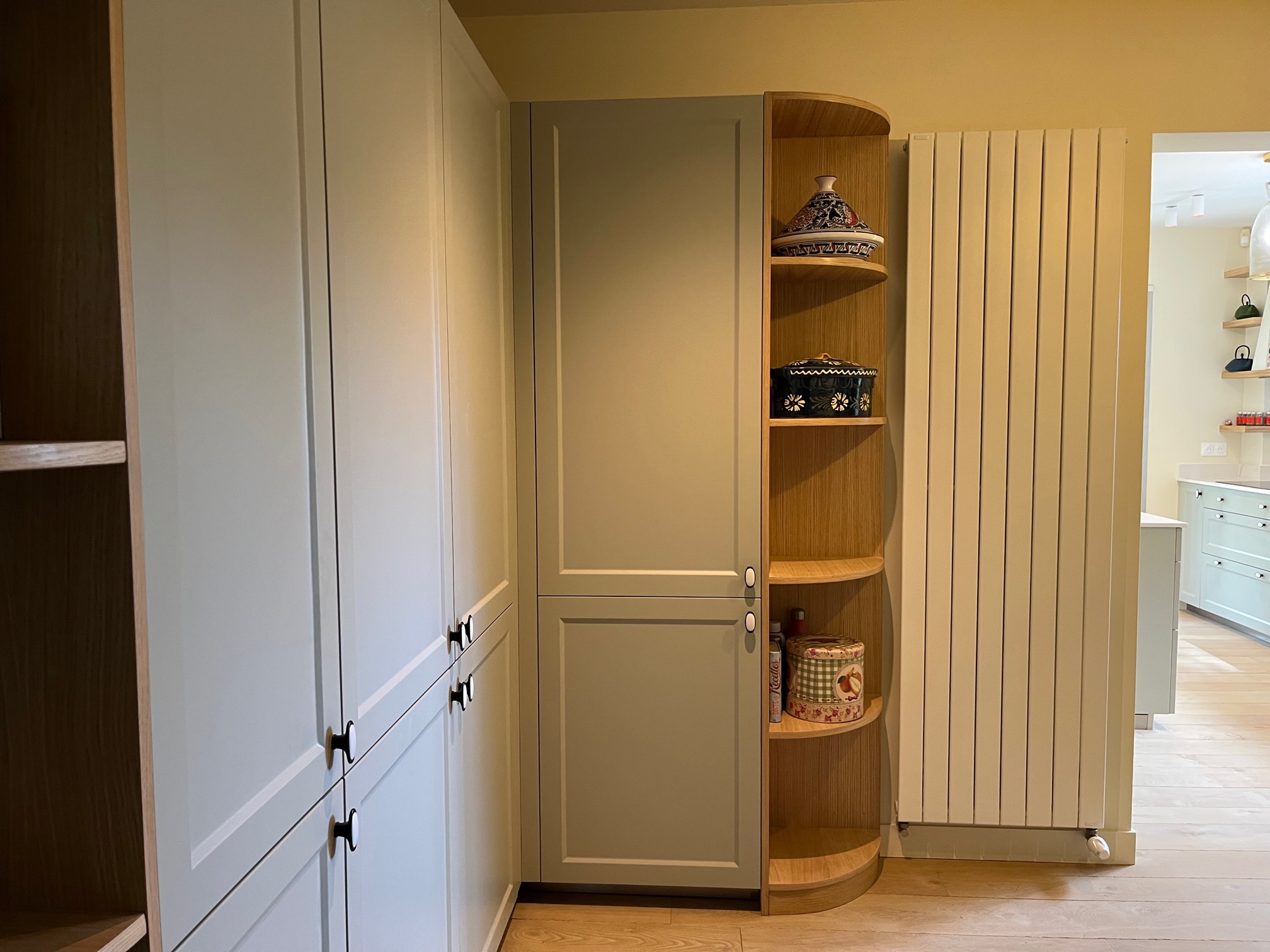 Cuisine contemporaine en L et décor bois