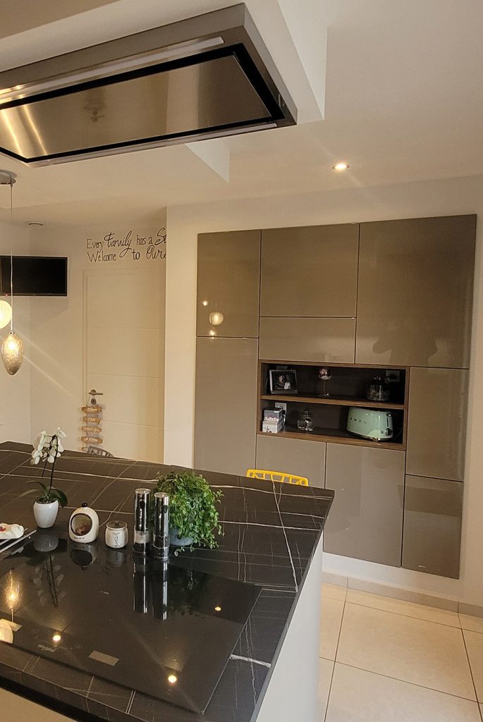 armoire-cuisine brillante-plan de travail noir îlot-arthur-bonnet-thionville