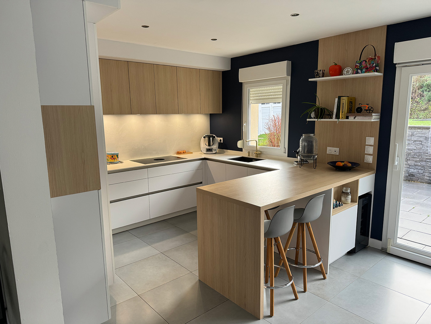 Cuisine moderne blanche et chêne clair