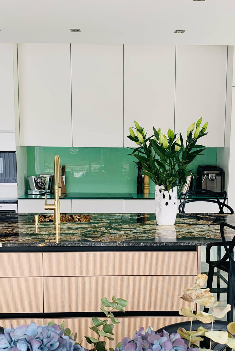 Cuisine chic et minimaliste : élégance dorée et matières nobles