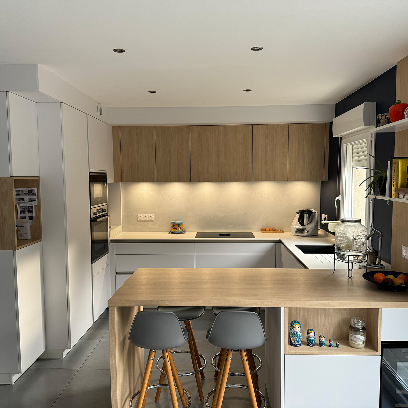 Cuisine moderne blanche et chêne clair