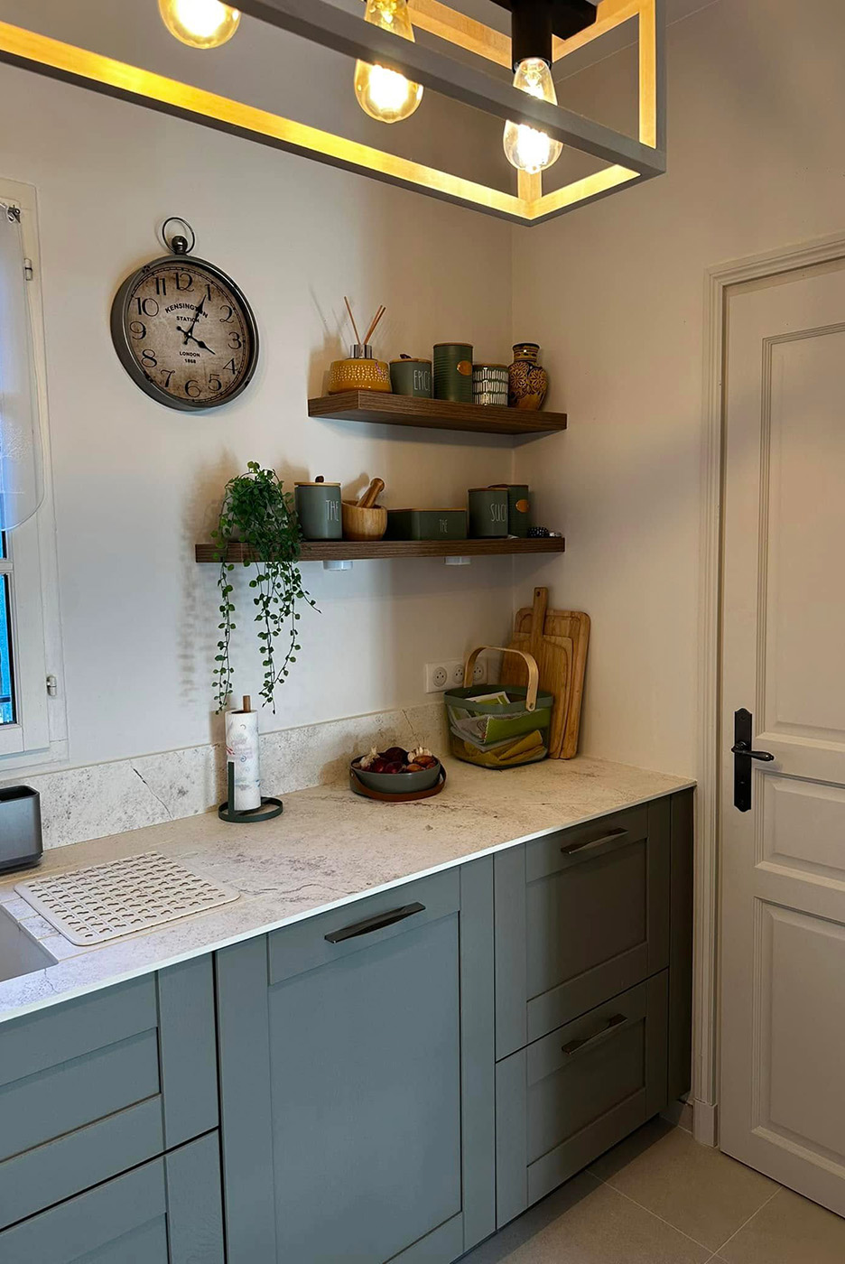 Cuisine moderne bois et noir avec îlot central