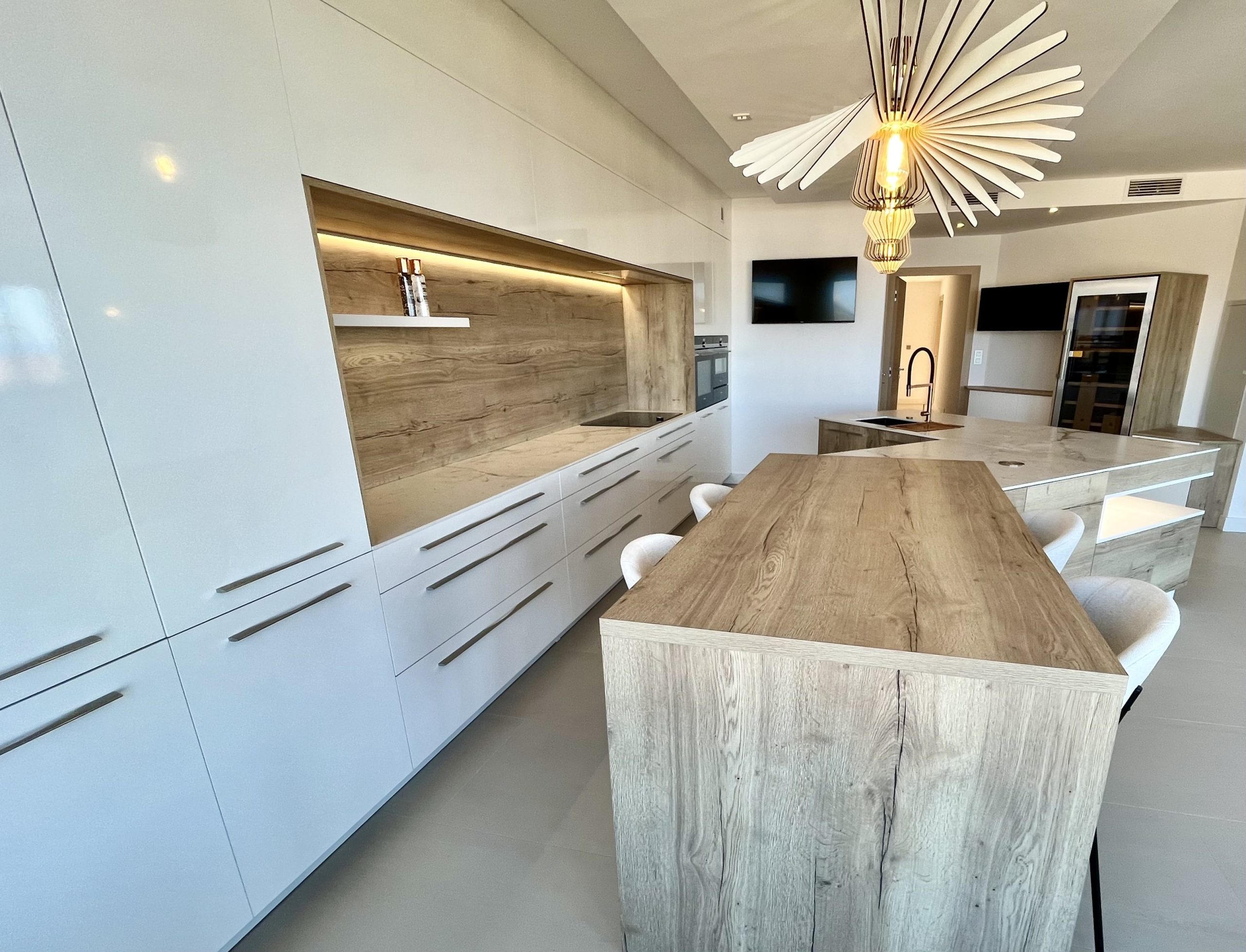 Cuisine contemporaine avec îlot en marbre vue mer