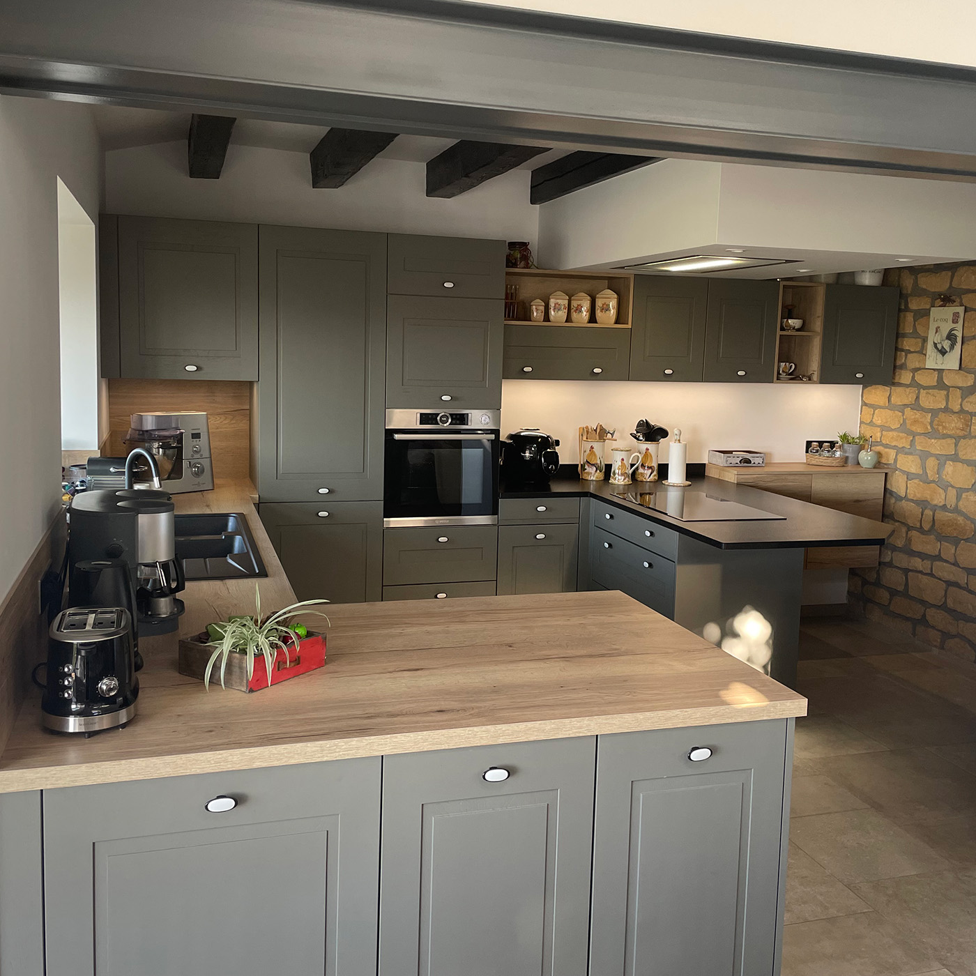 Cuisine rustique chic avec plan de travail bois