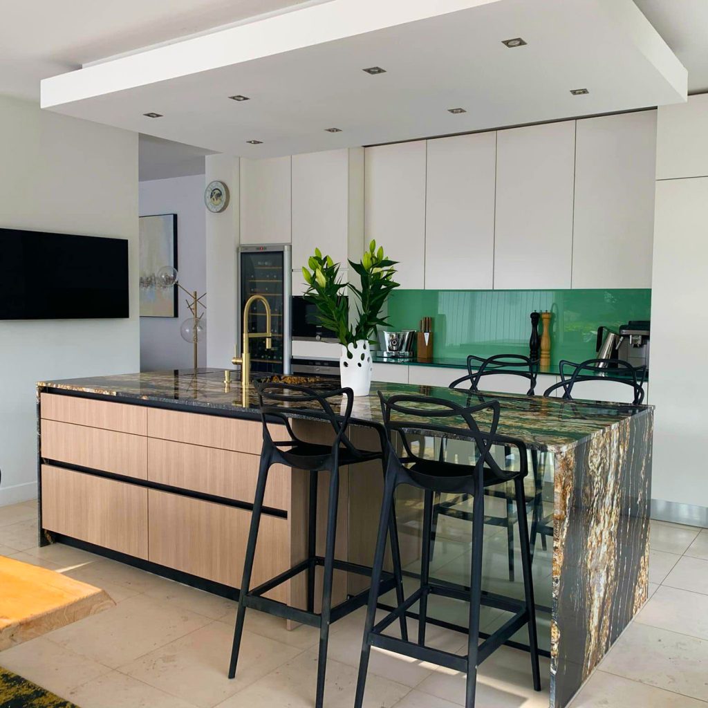 cuisine-minimaliste-dorée-chic-arthur-bonnet-cannes