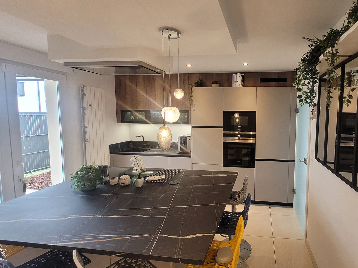 Cuisine moderne bois et noir avec îlot central