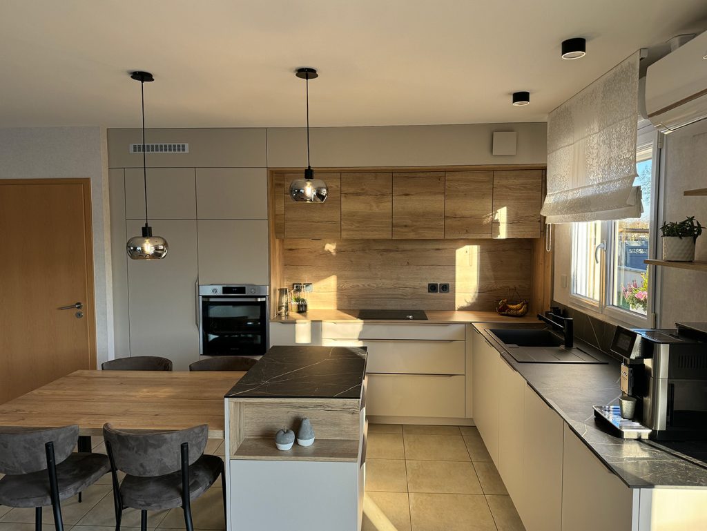 Cuisine moderne beige et décor chêne