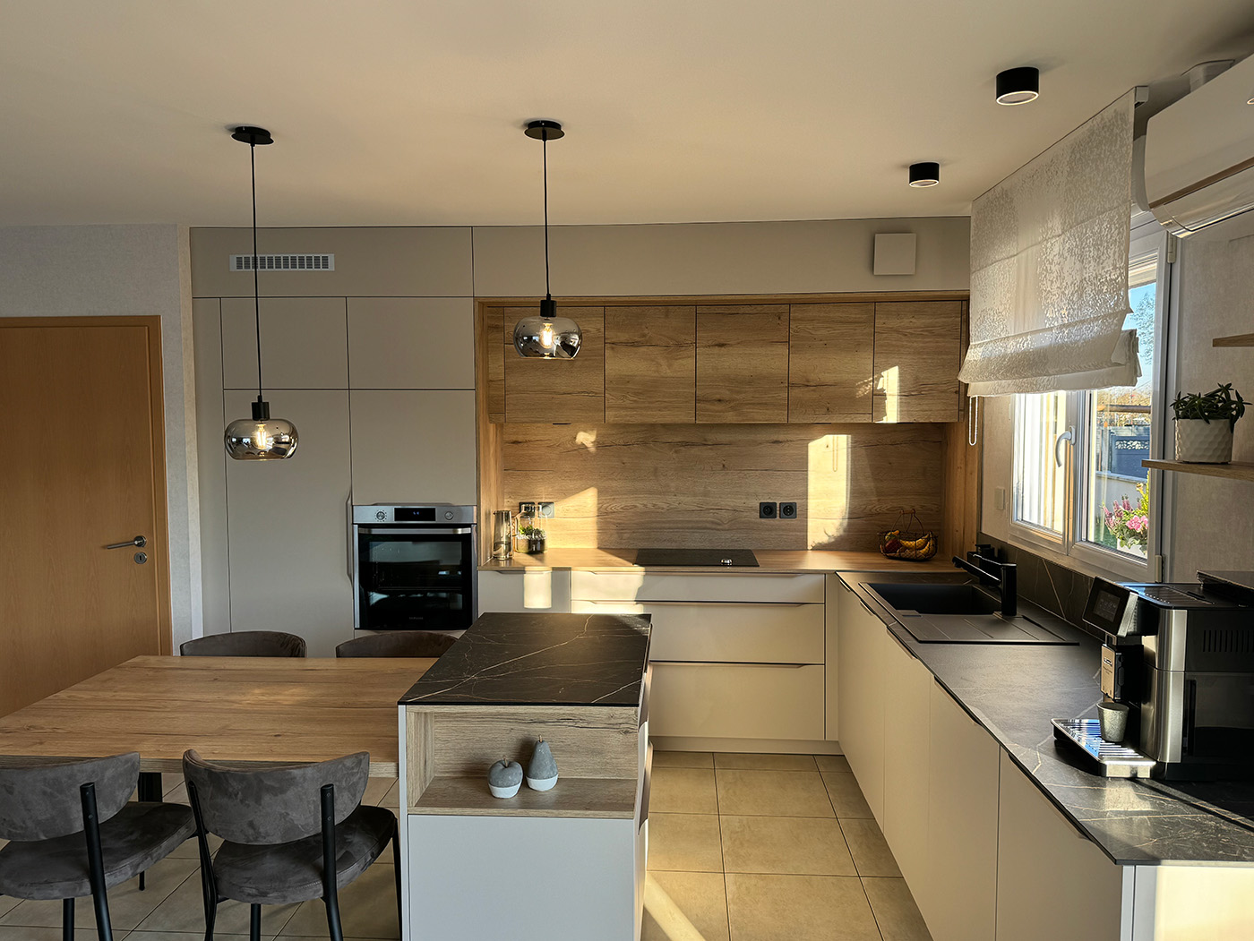 Cuisine moderne beige et décor chêne