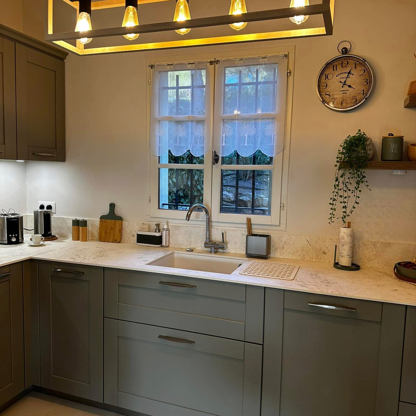 Cuisine moderne bois et noir avec îlot central