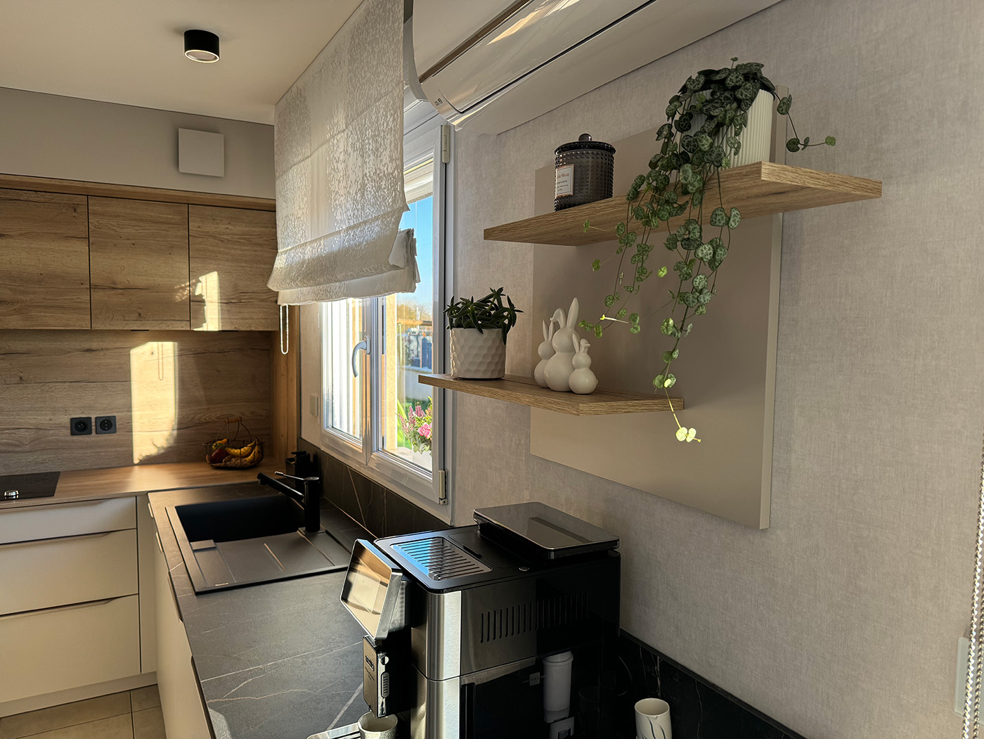 Cuisine moderne beige et décor chêne