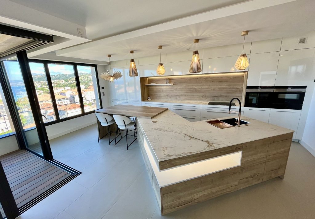 Cuisine contemporaine avec îlot en marbre vue mer