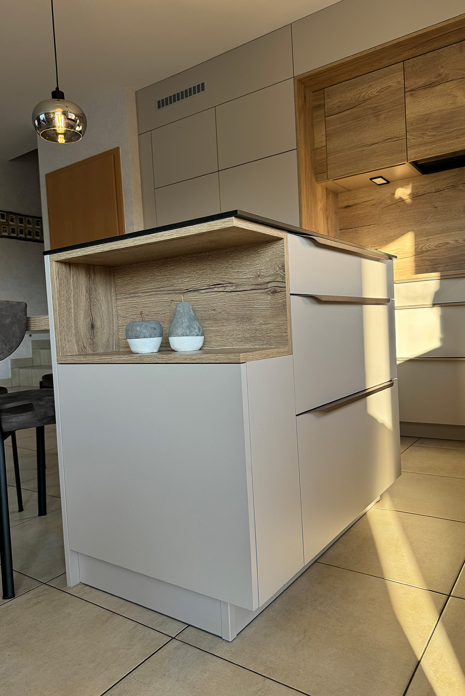 Cuisine moderne beige et décor chêne