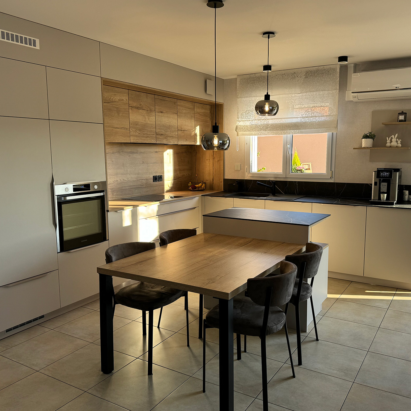 Cuisine moderne beige et décor chêne