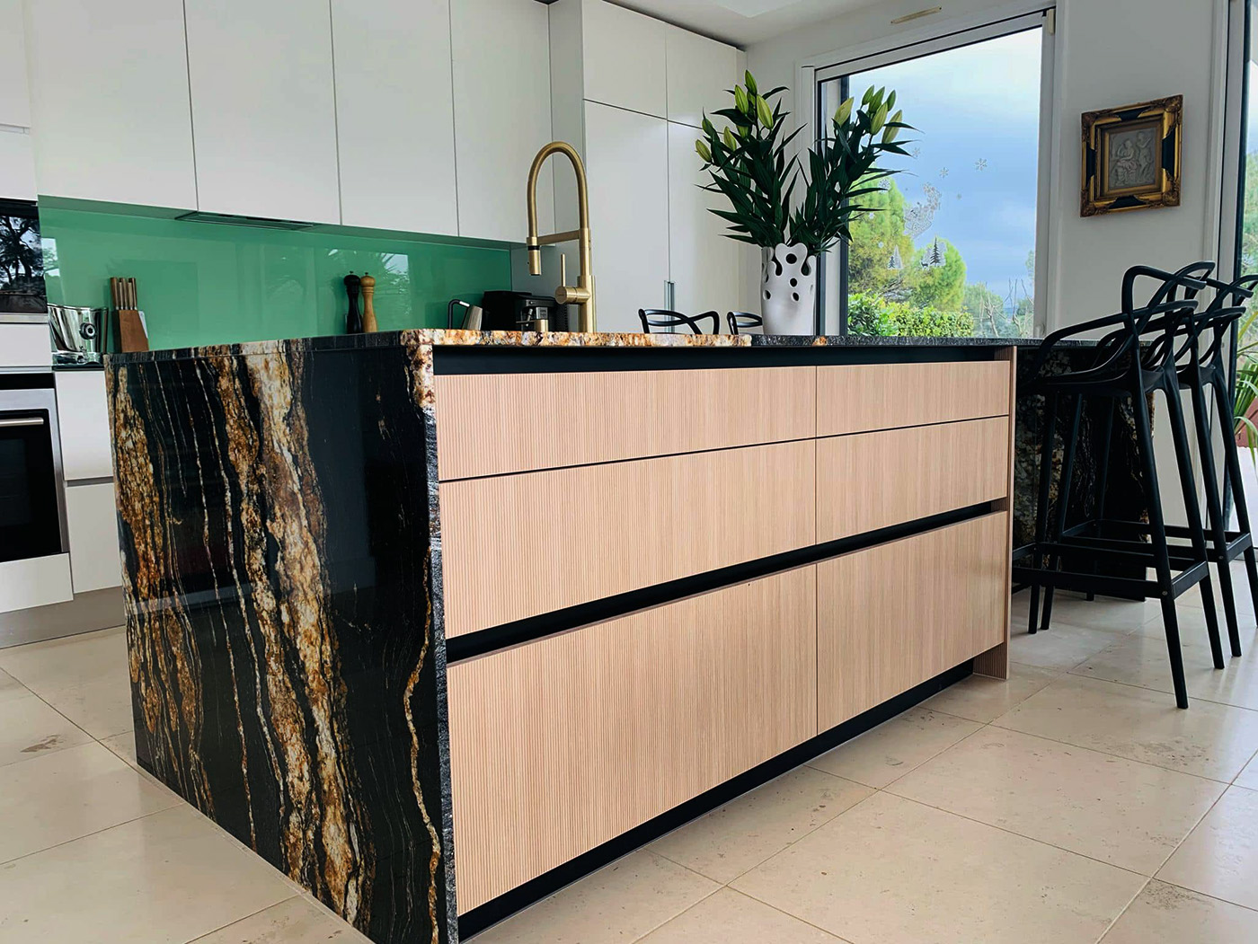 Cuisine chic et minimaliste : élégance dorée et matières nobles