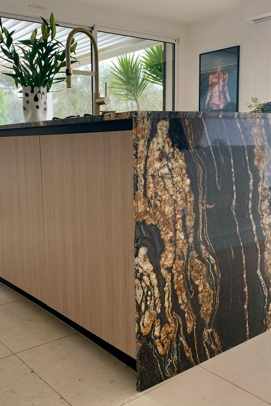 Cuisine chic et minimaliste : élégance dorée et matières nobles