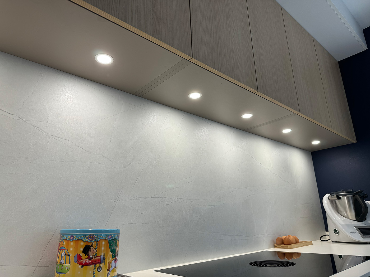 Cuisine moderne blanche et chêne clair