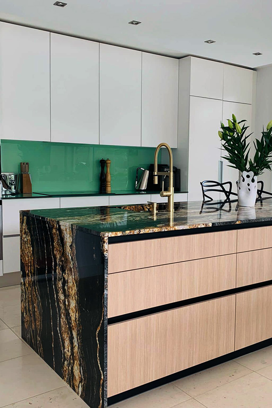 Cuisine chic et minimaliste : élégance dorée et matières nobles