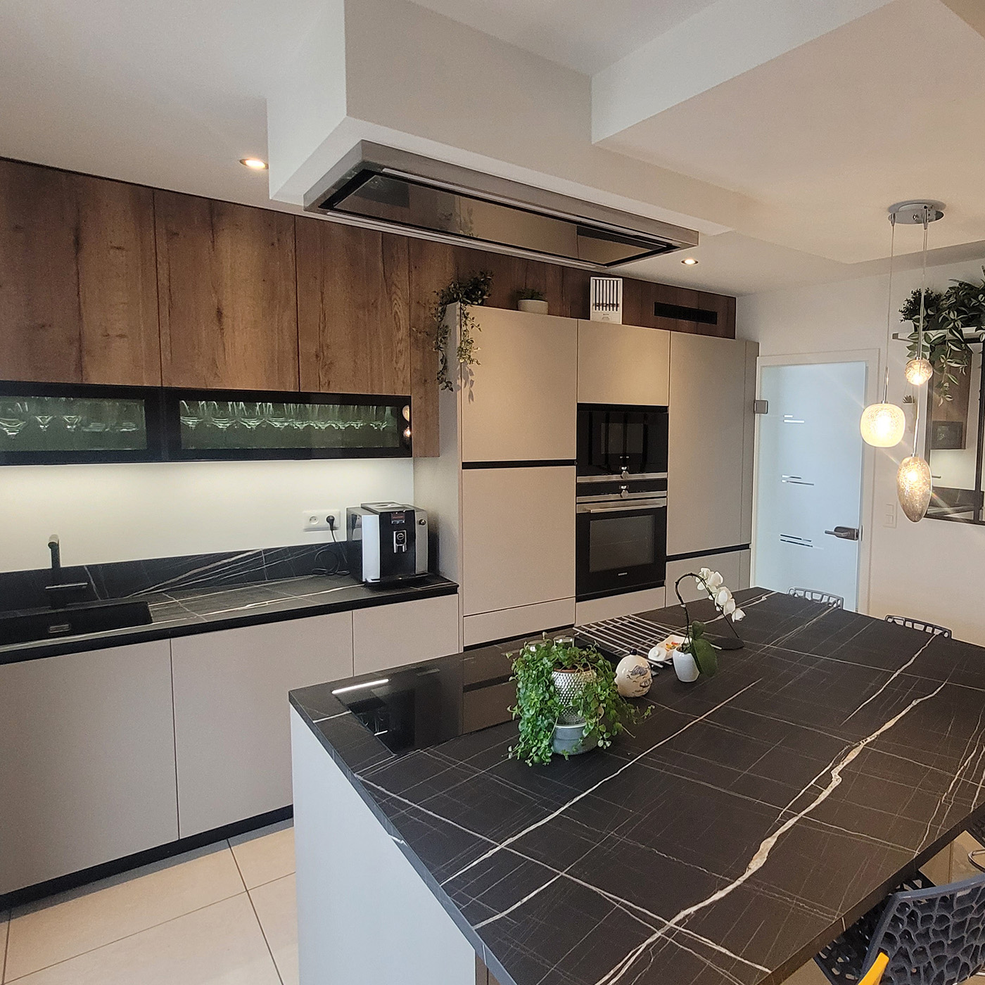 Cuisine moderne bois et noir avec îlot central