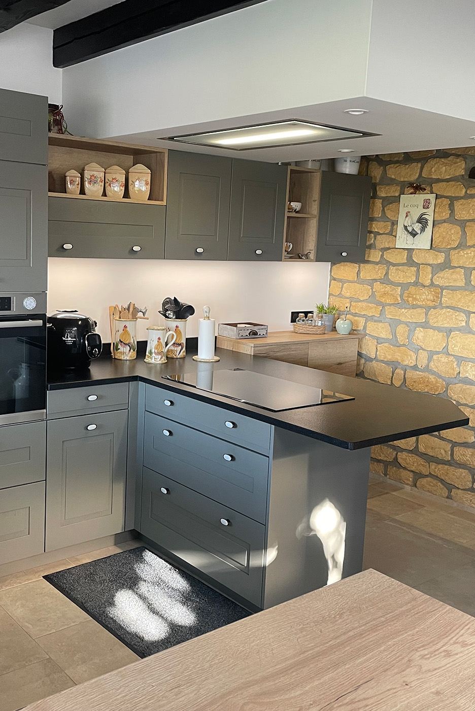 Cuisine rustique chic avec plan de travail bois