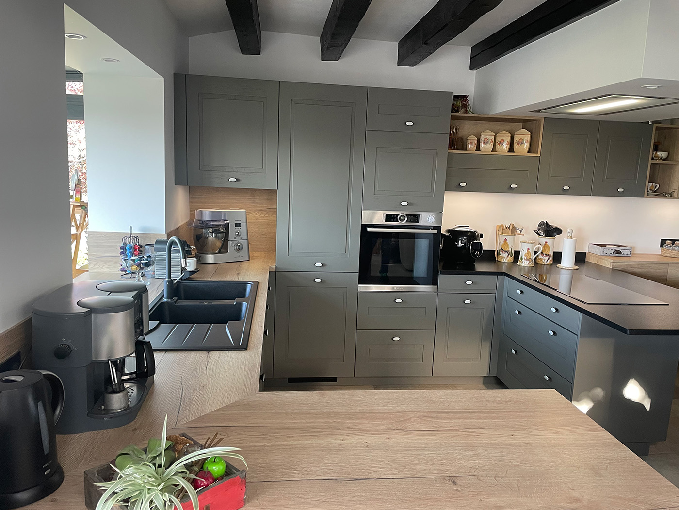 Cuisine rustique chic avec plan de travail bois