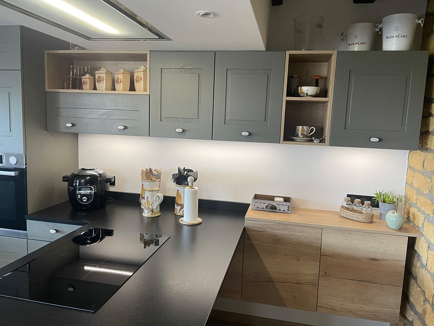 Cuisine rustique chic avec plan de travail bois