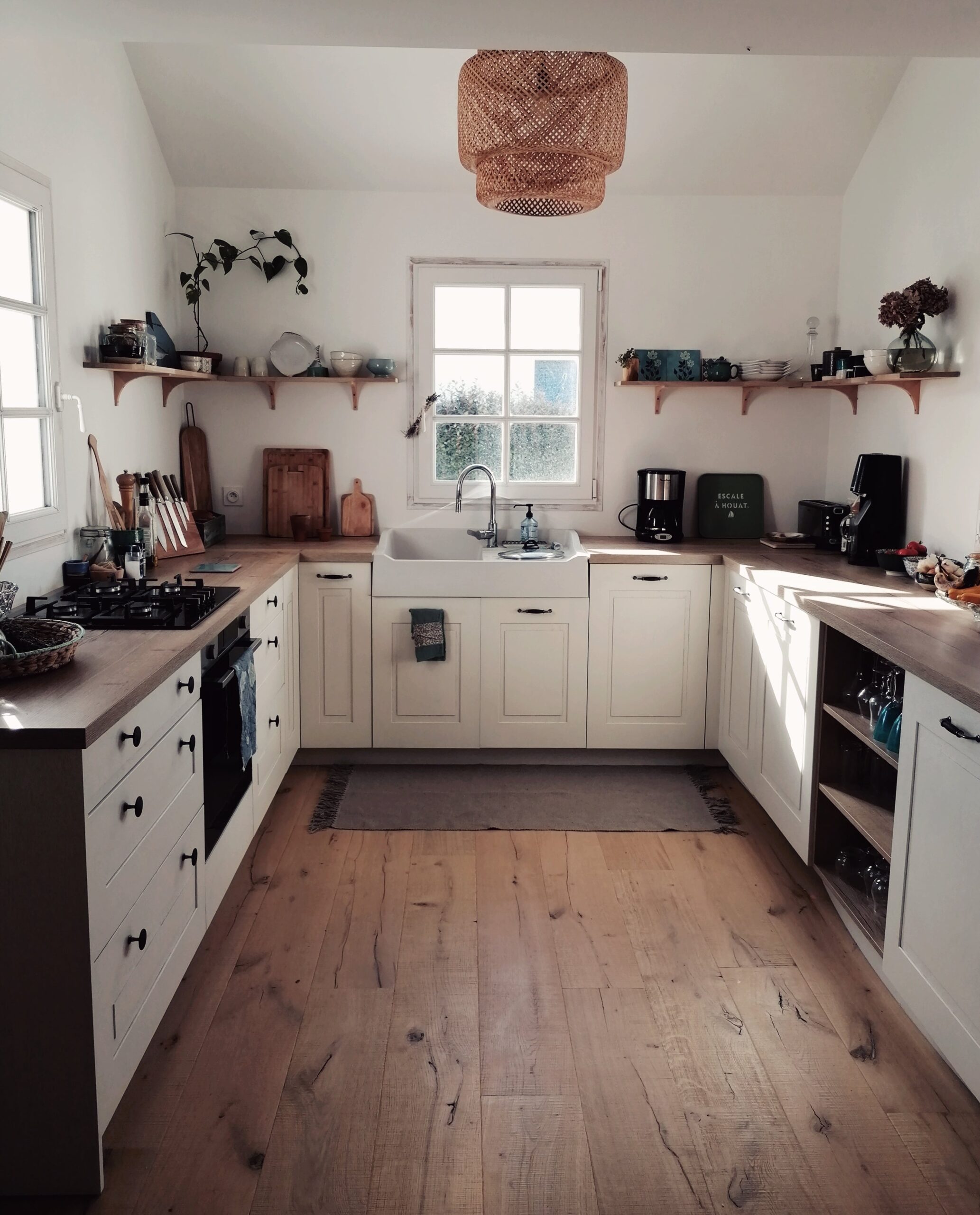 cuisine-blanche-rustique-chic-arthur-bonnet