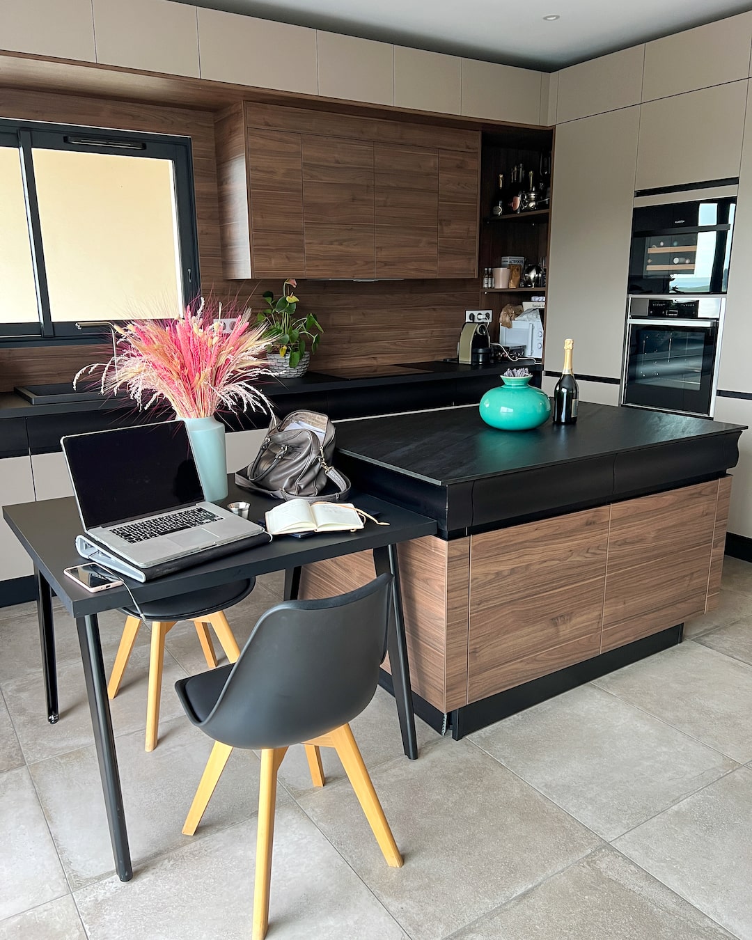 Cuisine moderne bois et noir avec îlot central